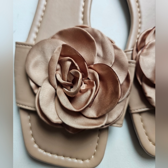 Elegant Tan Floral Women's Slide Sandals Size 9.5 NWOT - Picture 7 of 9